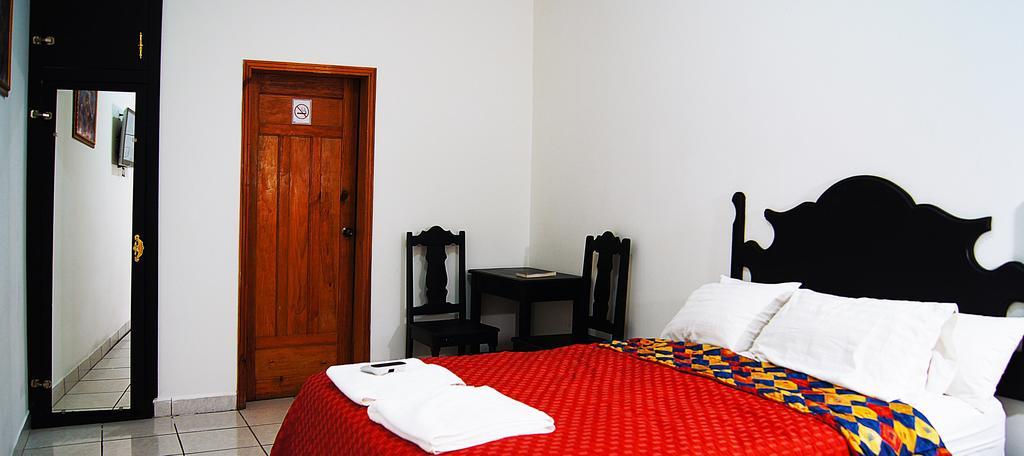 Uw Oasis Hotel La Ceiba Ruang foto