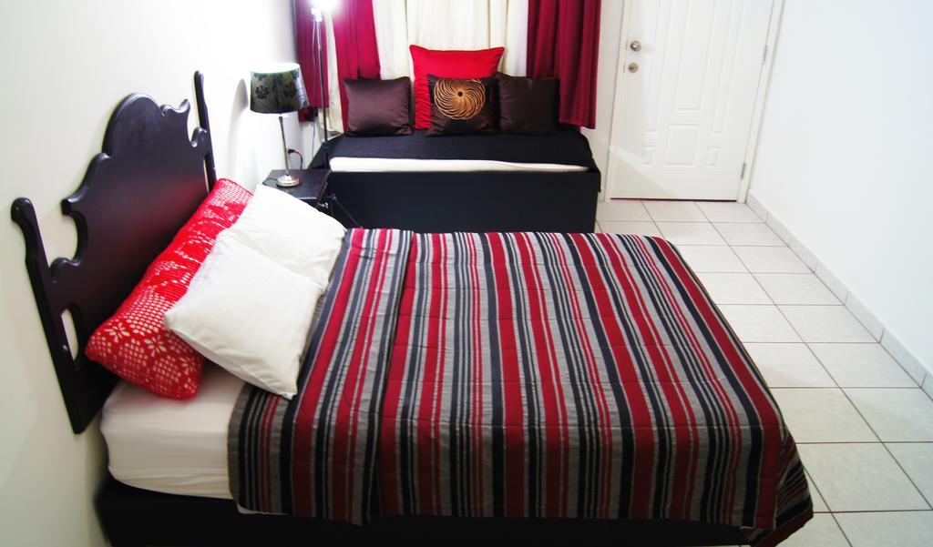 Uw Oasis Hotel La Ceiba Ruang foto