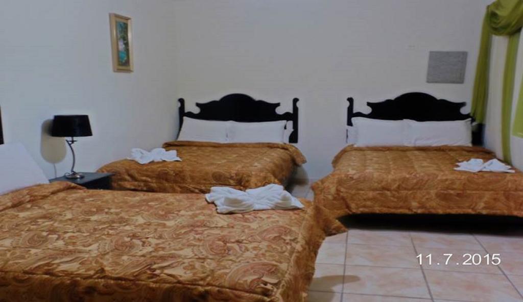 Uw Oasis Hotel La Ceiba Ruang foto